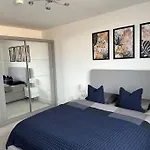 Stunning One-Bedroom Apartment- Next To Tube Station- Sleeps 3