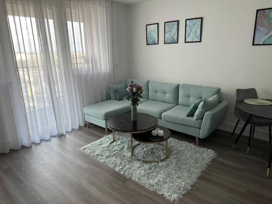 Stunning One-bedroom Apartment- Next To Tube Station- Sleeps 3 Londra