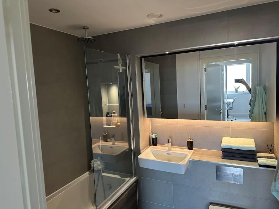 Stunning One-bedroom Apartment- Next To Tube Station- Sleeps 3 *