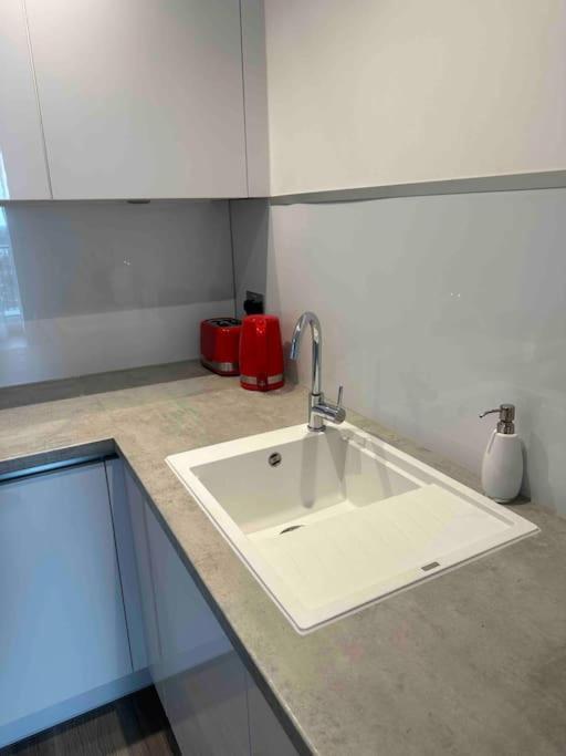 Stunning One-bedroom Apartment- Next To Tube Station- Sleeps 3 *
