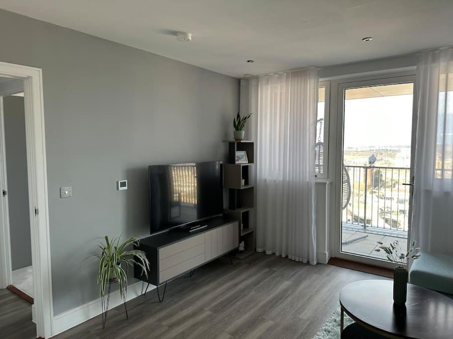 Stunning One-bedroom Apartment- Next To Tube Station- Sleeps 3 Londra