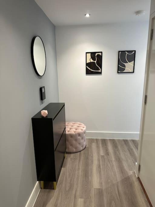 Stunning One-bedroom Apartment- Next To Tube Station- Sleeps 3 Appartamento Londra