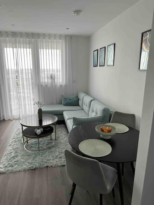 Stunning One-bedroom Apartment- Next To Tube Station- Sleeps 3 Appartamento
